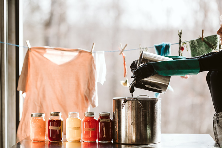 Mixing natural dyes for clothing